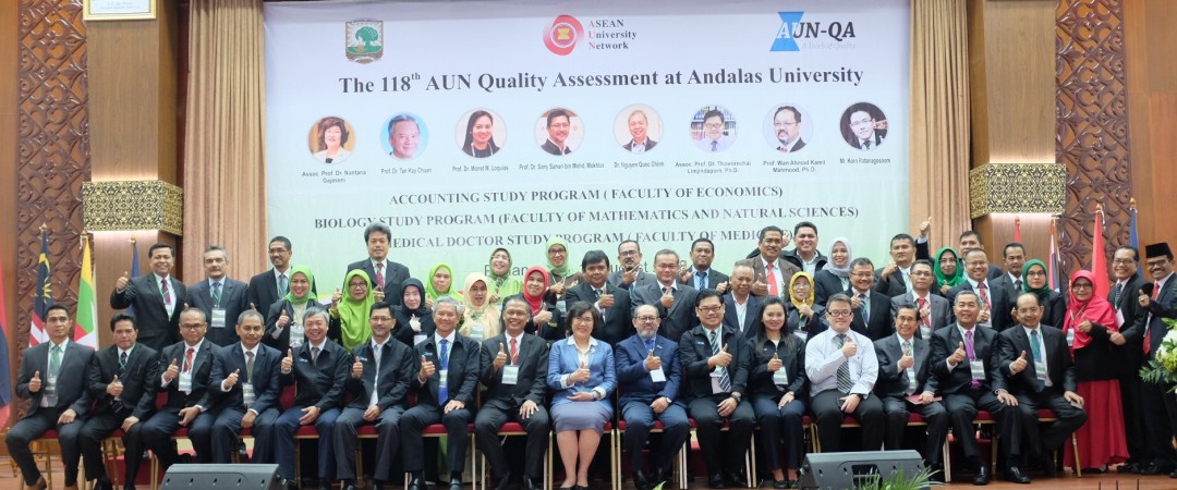 Foto bersama Pimpinan UNAND dan Tim Asesor ASEAN University Network - Quality Assurance